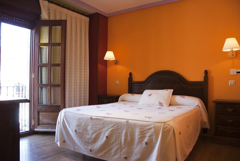 Tierra De Lobos Hotel Puebla de Sanabria Bagian luar foto